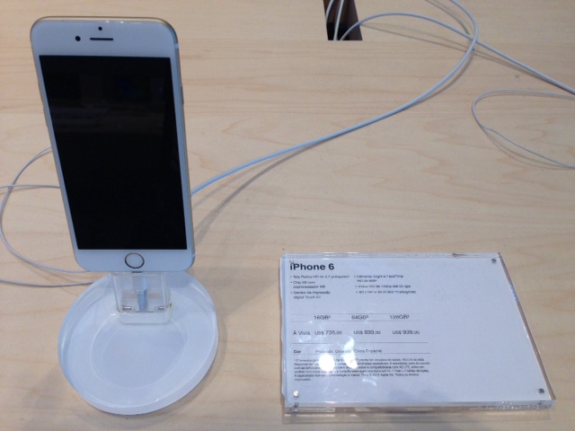 iPhone 6 Dourado, de 16 GB: R$ 2 740,00 ou US$ 685,00 (free shop) e média de R$ 3 200,00 (em São Paulo)