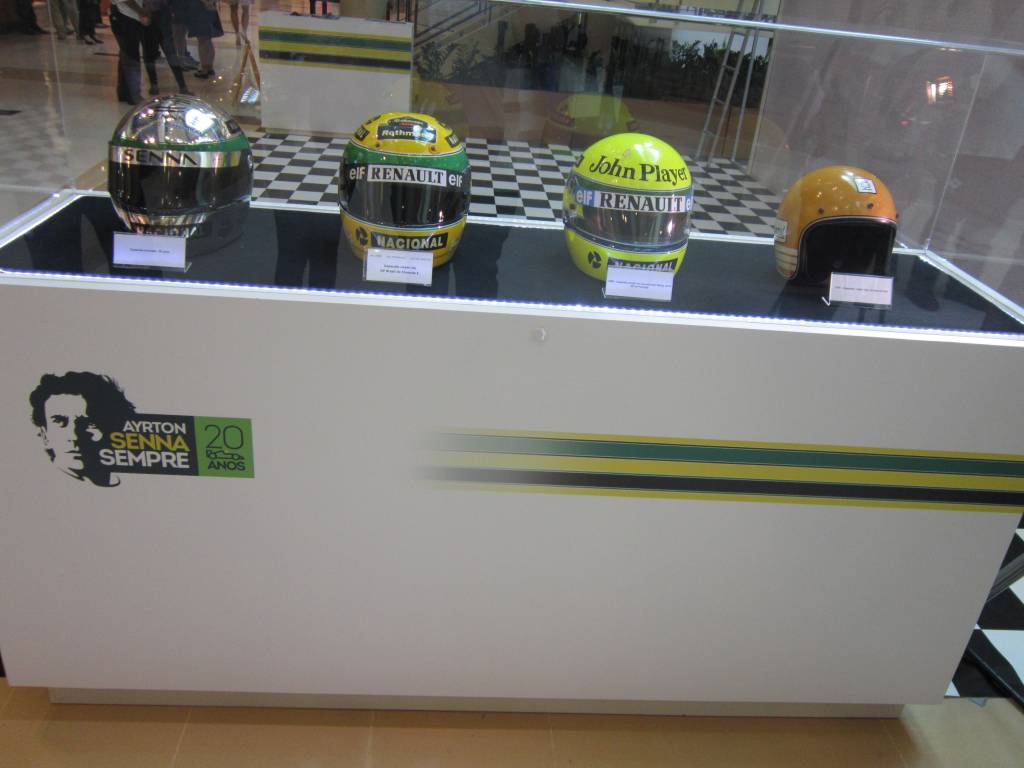 Exposição sobre Ayrton Senna tem carro original e foto para levar de recordação