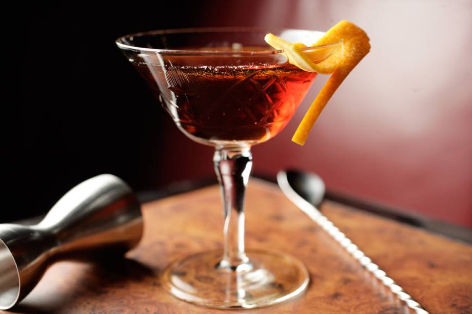 Martíni do Frank Bar: equilíbrio entre gim, vermute tinto e bitter na taça umedecida por absinto Martíni do Frank Bar: equilíbrio entre gim, vermute tinto e bitter na taça umedecida por absinto