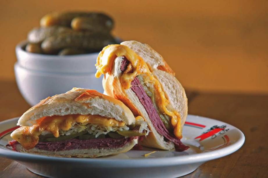 Mercearia São Pedro: sanduíche quente de pastrami, chucrute, picles e queijo prato Mercearia São Pedro: sanduíche quente de pastrami, chucrute, picles e queijo prato