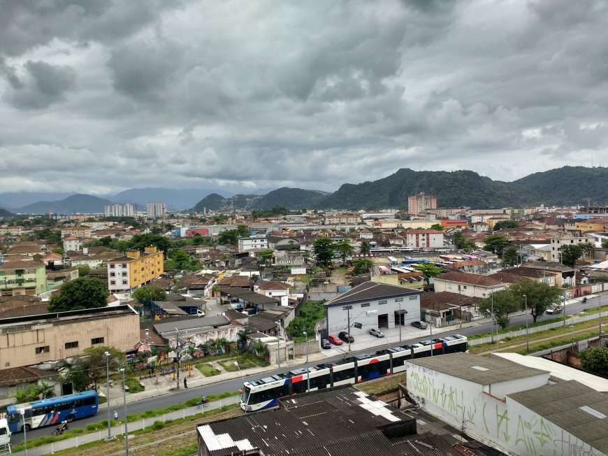 Mulher é empurrada de carro e atropelada pelo companheiro