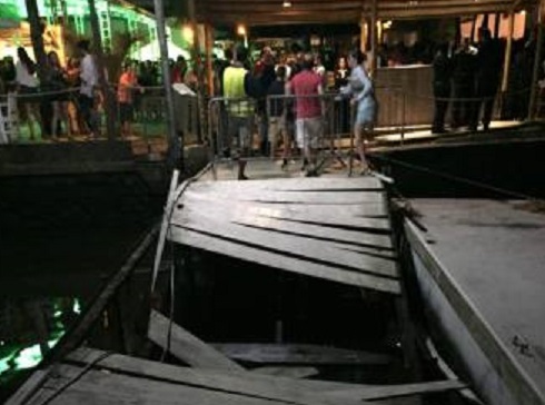 Píer de acesso a casa noturna desaba e jovens caem no mar