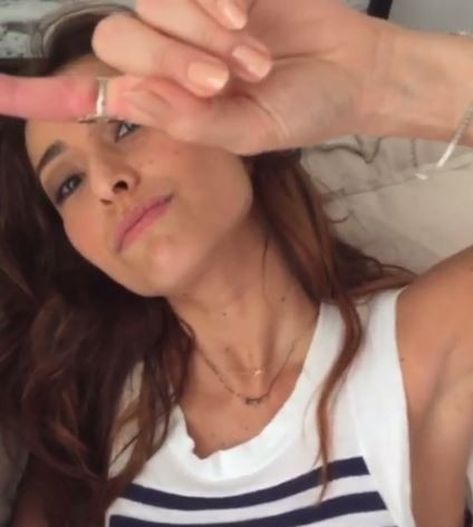 Sabrina Sato vai aos bombeiros para tirar anel Sabrina Sato vai aos bombeiros para tirar anel
