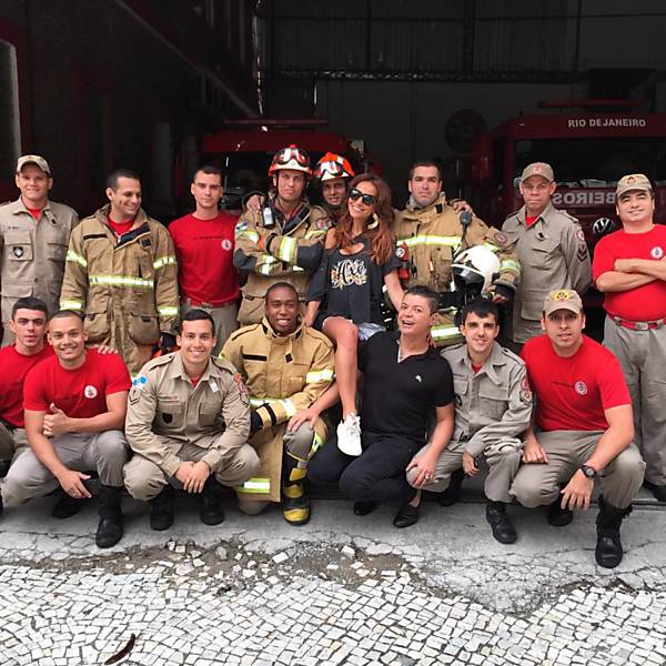 A apresentadora comemora com a equipe no fim da operação