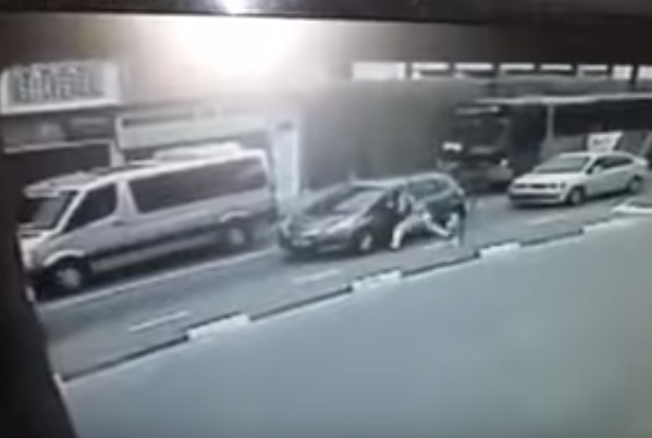Vídeo mostra ladrão jogando mulher para fora de carro