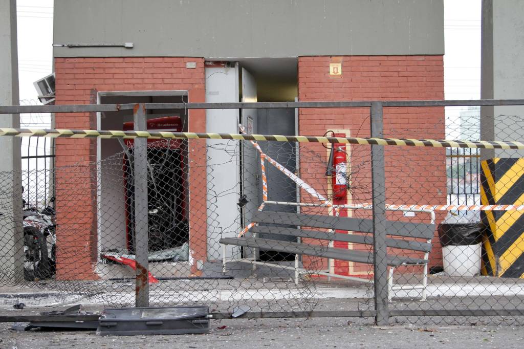 Bando explode caixa eletrônico e fere PM com tiro de fuzil