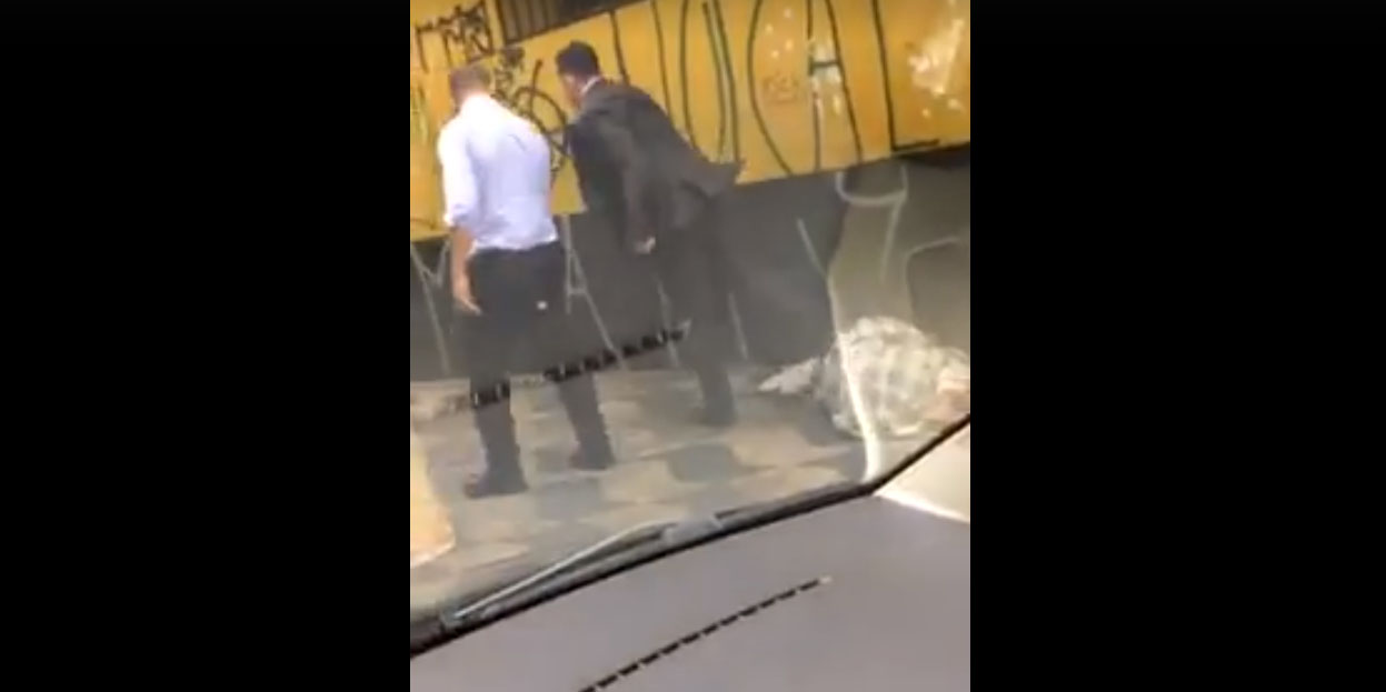 homem chuta morador de rua