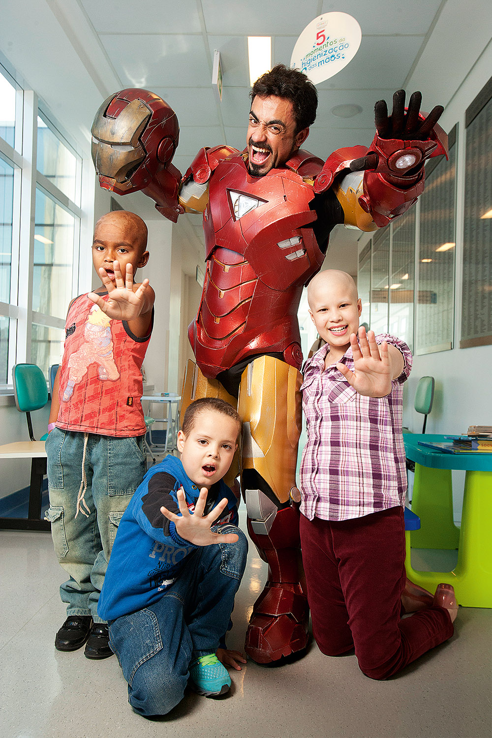 Desenhista encarna Homem de Ferro para divertir crianças em hospitais
