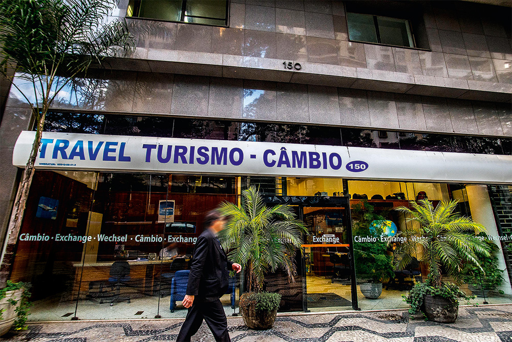 Alta do dólar obriga paulistanos a mudar férias e evitar os importados