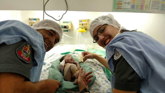 Policiais realizam parto dentro de viatura