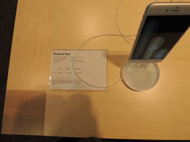 Modelos como iPhone 6 plus, com tela maior, também estão sendo vendidos Modelos como iPhone 6 plus, com tela maior, também estão sendo vendidos
