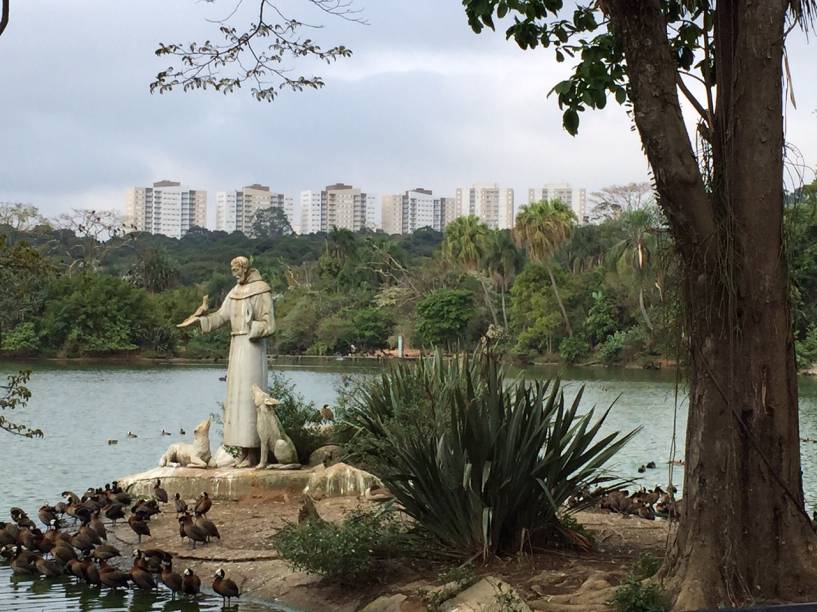 Imagem de São Francisco de Assis no lago do Zoológico