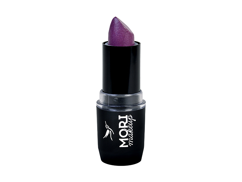 Batom, cor 06, da Mori Makeup. Aposte no tom roxo para a temporada, que promete ser super tendência. Possui vitaminas A e E, ação antioxidante e proteção FPS 25, que promete estar ativa por mais de 8 horas. Preço: 9,50 reais