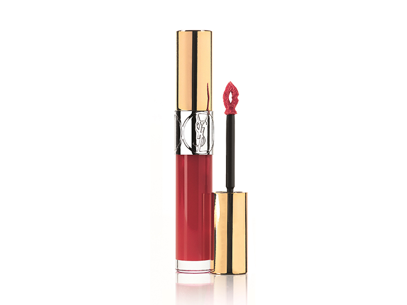 Gloss Volupte, cor 207, da Yves Saint Laurent. Com uma camada de cor intensa e brilhante com toques dourado, a vantagem desse gloss é ele promete não ser grudento e de alta durabilidade. Preço: 189 reais