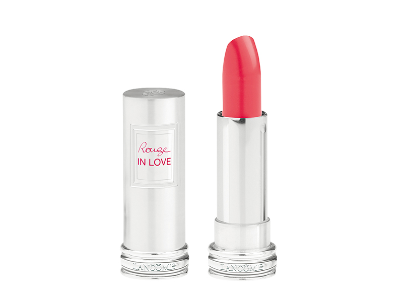 Batom Rouge in Love, cor 340B - Rose Bordoir, da Lancôme. Cremoso, o batom proporciona hidratação e bastante volume aos lábios. Pela primeira vez em uma batom, a fórmula conta com a molécula anti-idade, que ajuda a proteger e definir os lábios. Preço: 149 reais