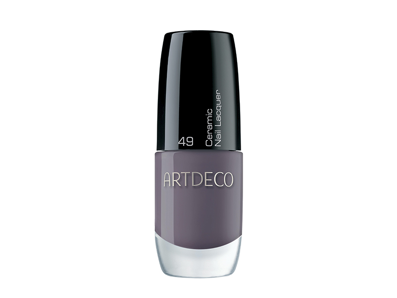 Esmalte, cor Sooty Violet, da Artdeco. Os esmaltes são livres de formaldeído e possuem fórmula composta por nanopartículas de cerâmica patenteadas, que proporcionam coloração e brilho intensos de longa duração. Sua consistência garante cobertura perfeita, boa durabilidade, cores brilhantes e resistentes. Promete secar rapidamente e o pincel feito com fibras de nylon resulta em uma aplicação uniforme de cor. Preço: 37,90 reais.