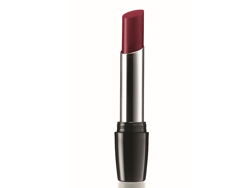 Batom Ultra Color Revolution, cor Carmim Mistério, da Avon. A nova fórmula patenteada é feita de géis hidratantes que oferecem hidratação superpotente na aplicação, o garante uma textura cremosa e suave. Preço: 29,99 reais.