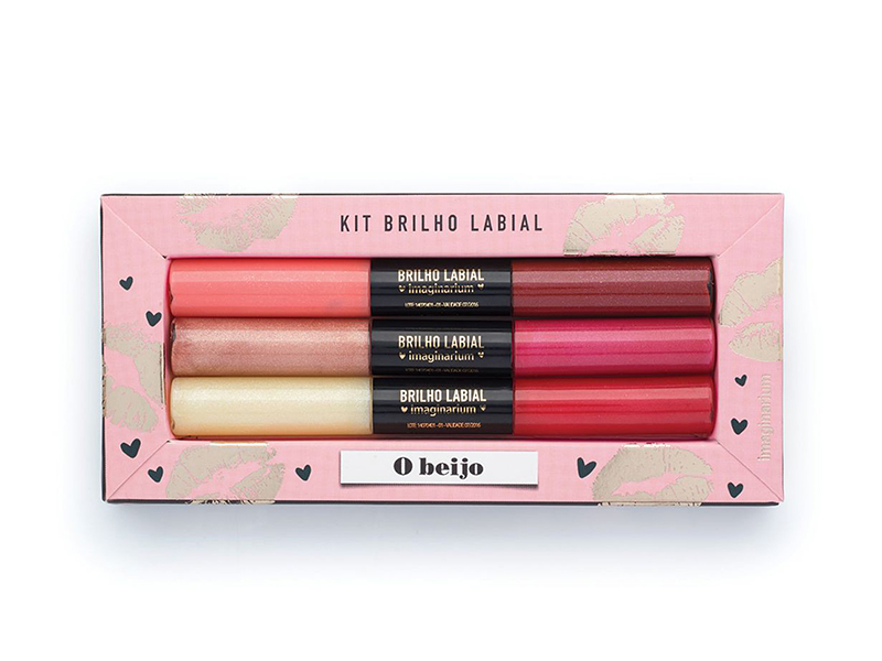 Kit brilho labial O Beijo, da Imaginarium. São seis cores de brilhos labiais com tons marcantes e diferentes, divididos em três bastões com duas cores em cada. Assim você pode colocar um bastão diferente em cada bolsa e ter um brilho especial sempre à mão. Não é testado em animais. Preço: 39,90 reais.