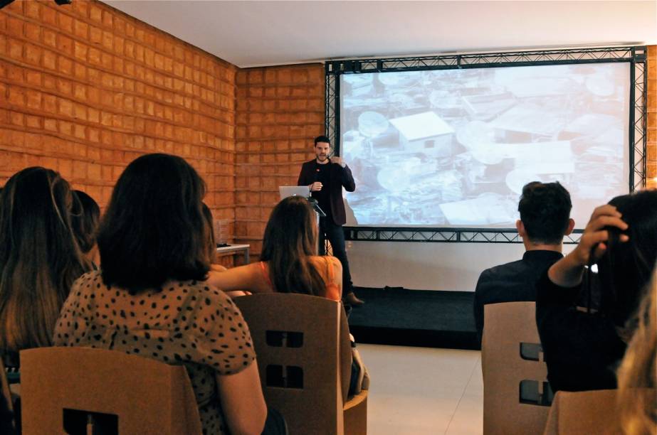 Público do evento assistindo a palestra no espaço Gafisa