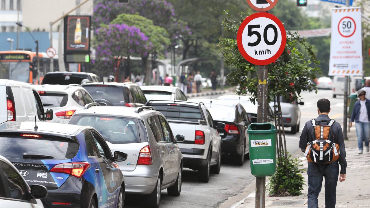 Rua da Consolação com trânsito.