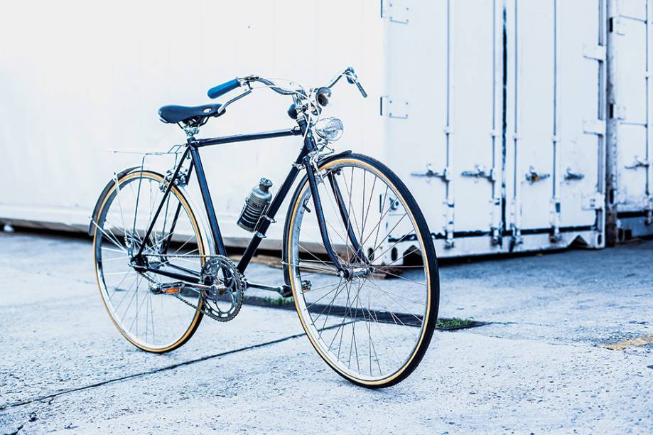 Mônaco: após um ano inteiro de trabalho de restauração, recebeu câmbio inglês, farol holandês e uma buzina. Valor estimado: 2 200 reais Mônaco: após um ano inteiro de trabalho de restauração, recebeu câmbio inglês, farol holandês e uma buzina. Valor estimado: 2 200 reais