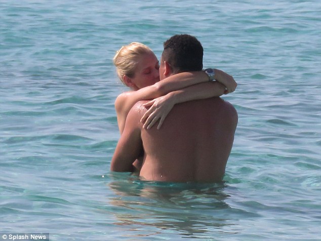 Ronaldo é alvo de paparazzi em cenas de carícias com a namorada