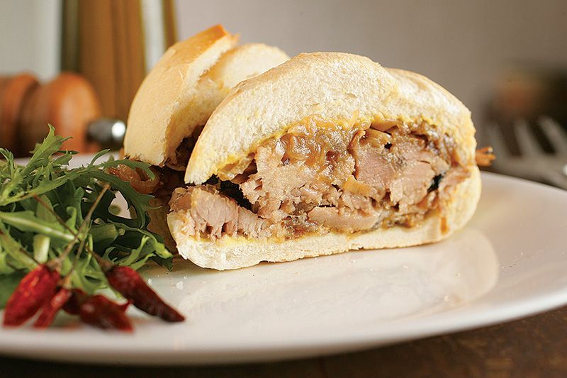 Casa Cabral Rotisseria & Pastifício serve pratos no próprio salão