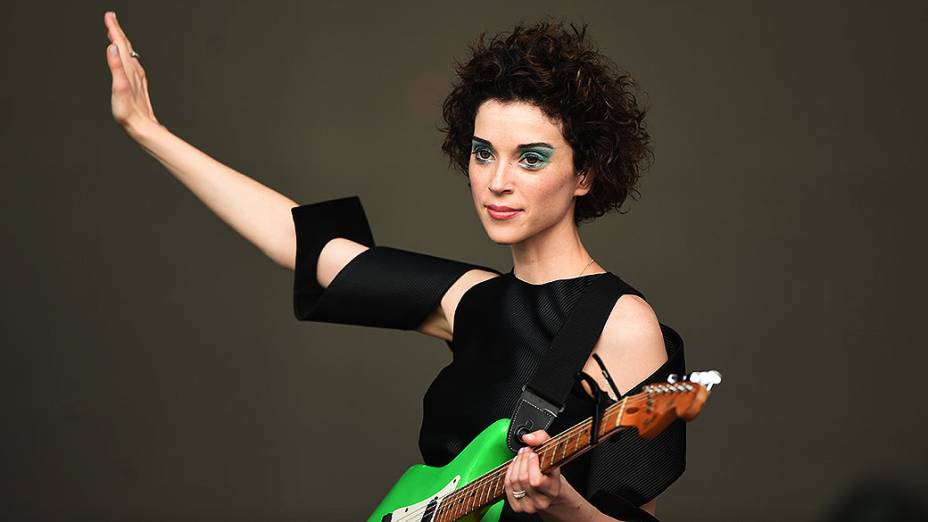 	A cantora americana Annie Clark, mais conhecida pelo nome artístico St. Vincent, subiu ao palco no primeiro dia do Lollapalooza 2015