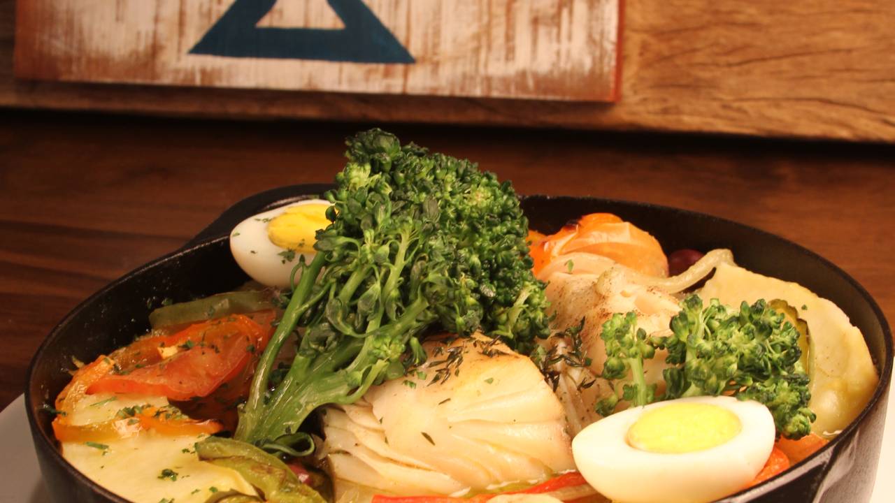 Bacalhoada dos Gajos - ao forno com azeite, batatas, cebola, ovos, brocolis e pimentao
