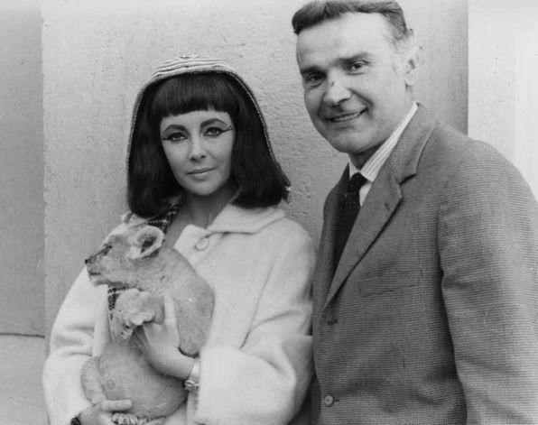 Ao lado da atriz Elizabeth Taylor