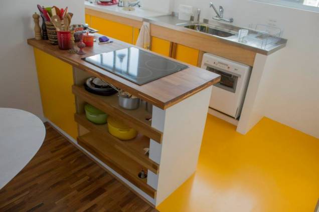 Farpa: balcão para cozinha em apartamento em Pinheiros Farpa: balcão para cozinha em apartamento em Pinheiros
