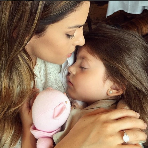 Carol com a filha, Isabella Carol com a filha, Isabella