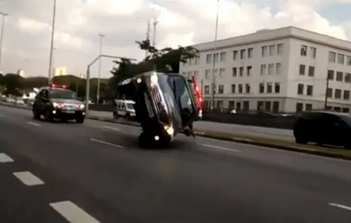 Viatura da Rota tombando