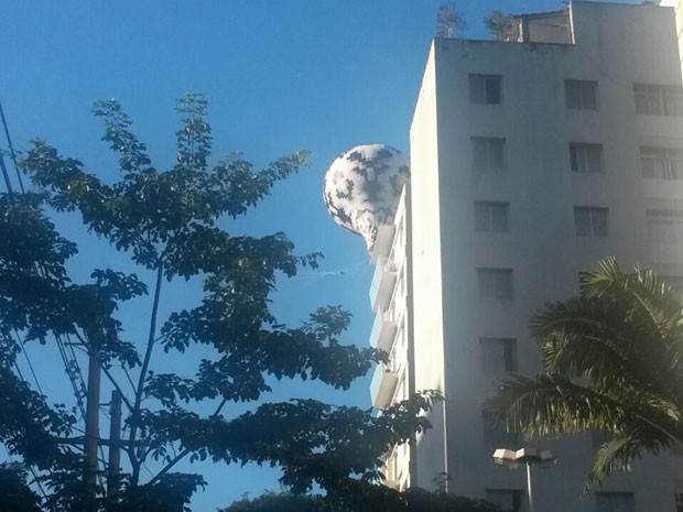 Balão cai sobre prédio