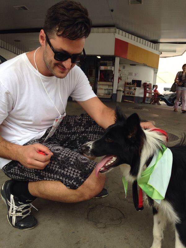 Este folião troxe até o cachorro para participar da festa Este folião troxe até o cachorro para participar da festa