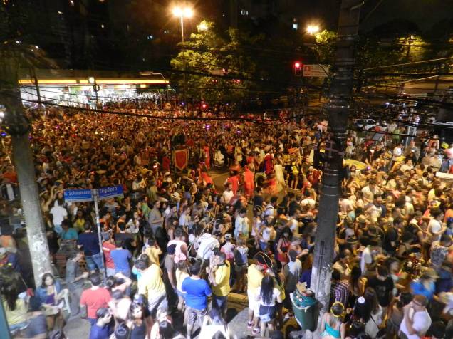 Mesmo sem bloco, multidão toma as ruas do bairro de Pinheiros, na Zona Oeste Mesmo sem bloco, multidão toma as ruas do bairro de Pinheiros, na Zona Oeste