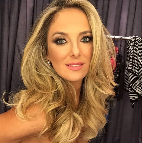 Ticiane Pinheiro exibe boa forma em praia no Caribe