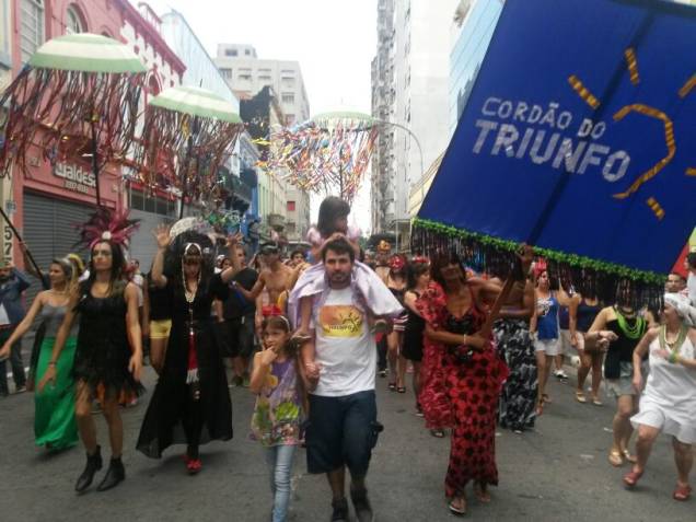 Bloco Cordão do Triunfo desfila pelas ruas da Cracolândia Bloco Cordão do Triunfo desfila pelas ruas da Cracolândia
