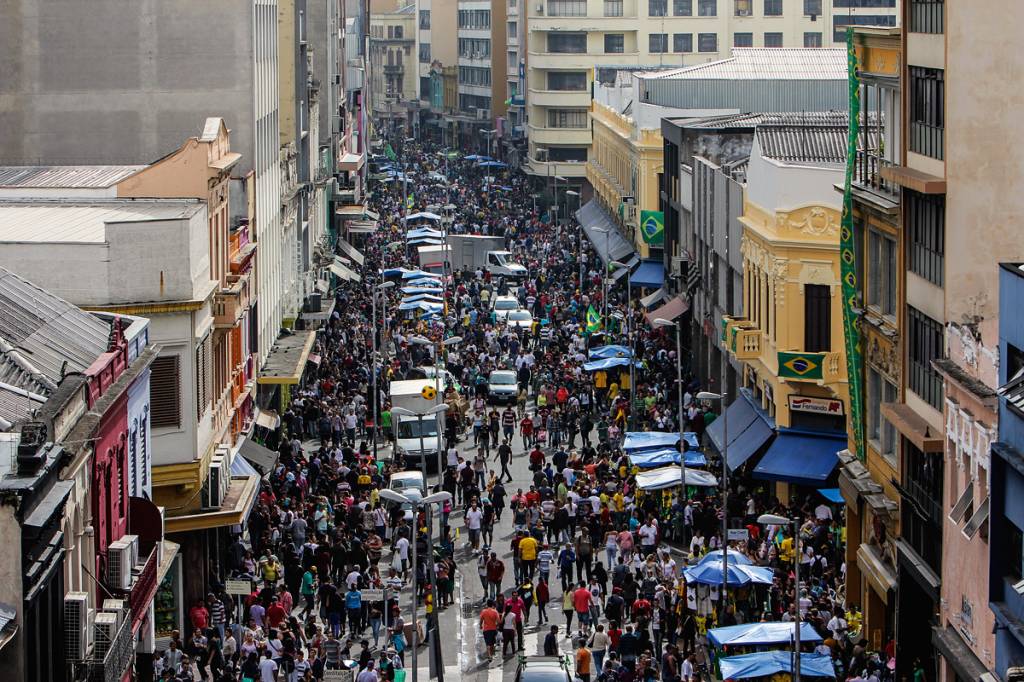 Comerciantes das zonas populares enfrentam demissões e fechamentos