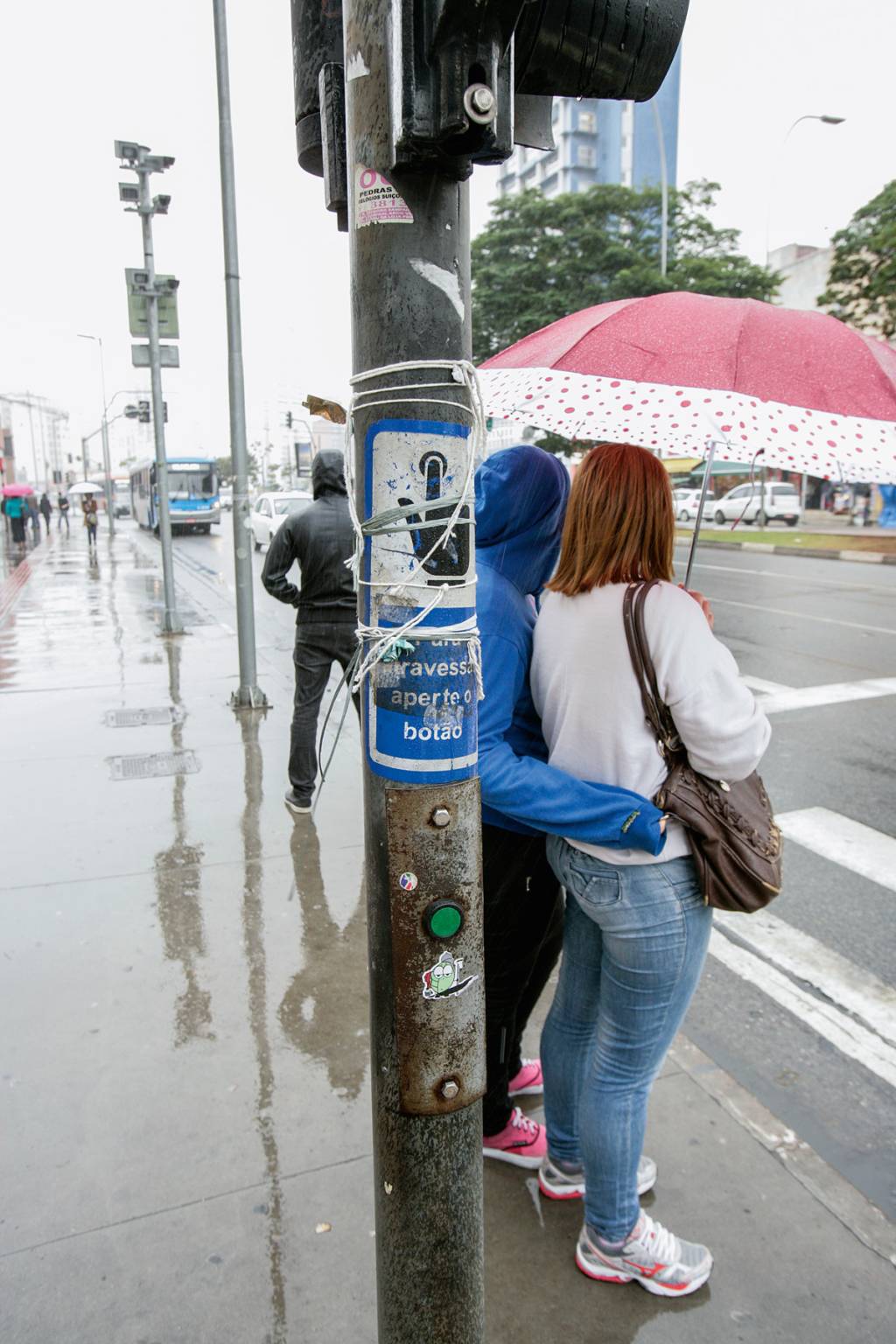 Apertar o botão para atravessar nos semáforos faz mesmo diferença?