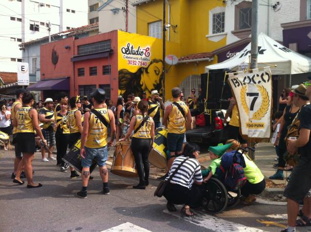 Público na concentração do Bloco 77, em Pinheiros, evita as fantasias; preto e amarelo predominam nos modelitos dos foliões Público na concentração do Bloco 77, em Pinheiros, evita as fantasias; preto e amarelo predominam nos modelitos dos foliões