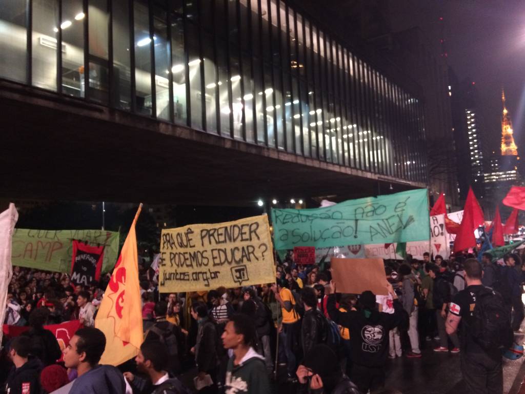 Protesto contra redução da maioridade penal bloqueia vias de São Paulo