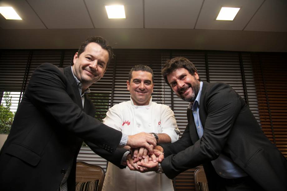 Buddy Valastro entre Paulo Franco, superintendente artístico e de programação da Record, e Marcello Braga, diretor geral da Endemol Brasil