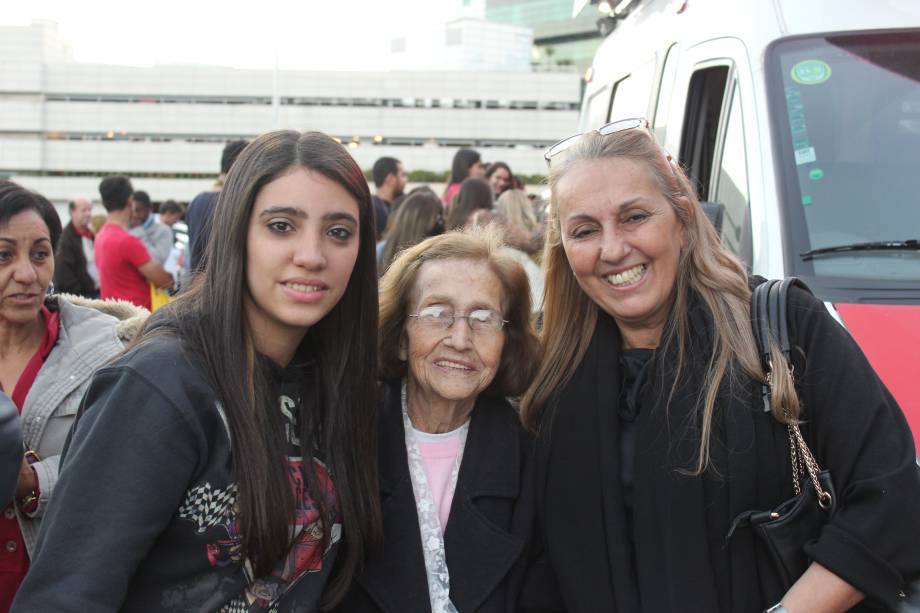 Rose Reche, à direita, passou a noite na fila com a mãe de 89 anos, dona Maria