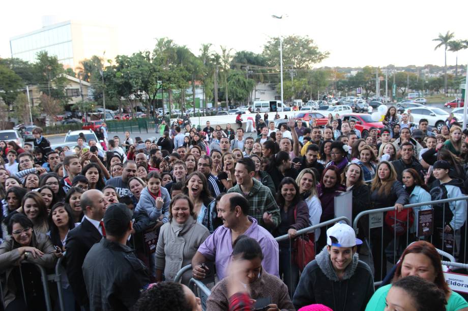 A multidão do lado de fora