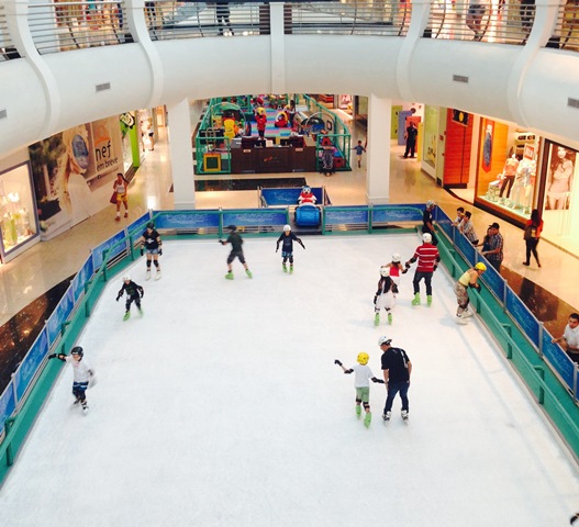 Crianças a partir de 5 anos podem patinar no gelo, no Mooca Plaza Shopping Crianças a partir de 5 anos podem patinar no gelo, no Mooca Plaza Shopping