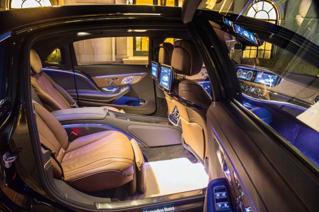 O interior do carro, com bancos individuais: as mordomias incluem compartimento com flûtes para champanhe da alemã Robbe & Berking O interior do carro, com bancos individuais: as mordomias incluem compartimento com flûtes para champanhe da alemã Robbe & Berking