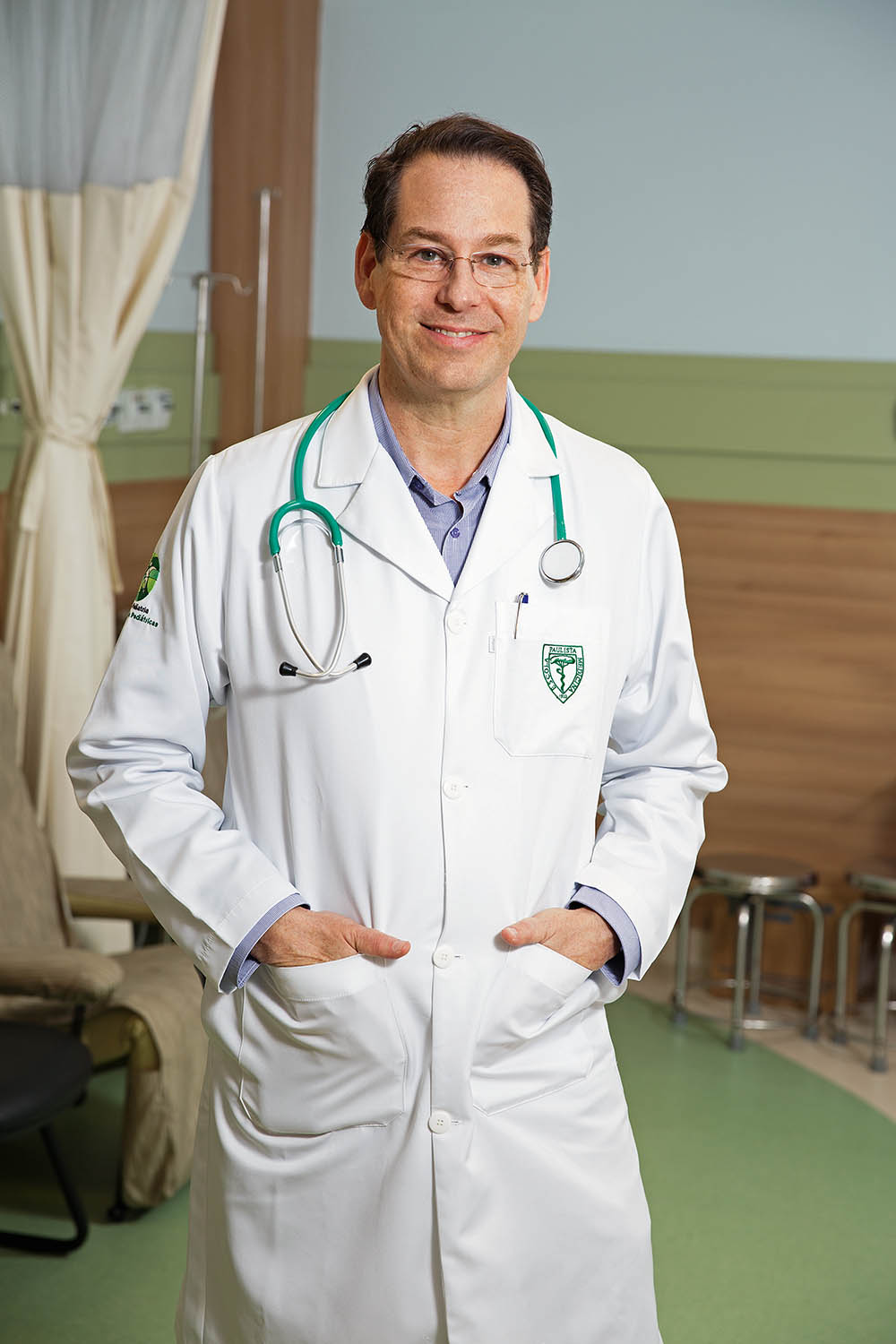 Pediatra preside ONG que auxilia crianças com doenças reumáticas