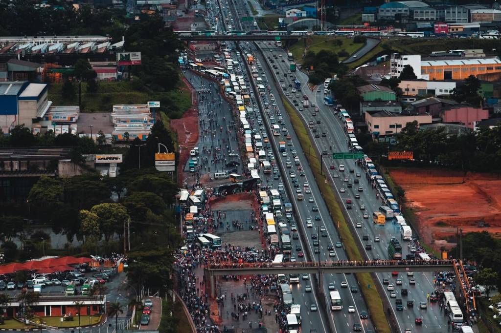 Manifestação causa congestionamento na Rodovia Presidente Dutra