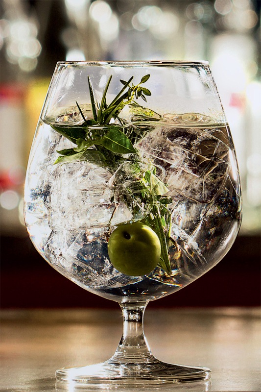 Drinques com gim ganham espaço no cardápio de bares paulistanos